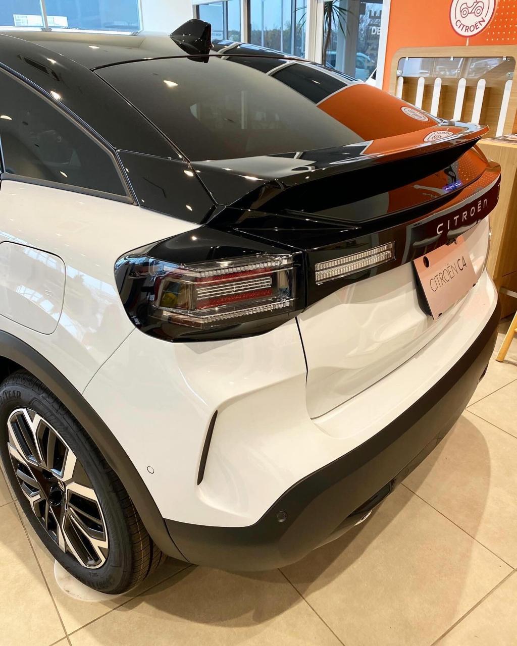 ブラックルーフモデルC4！